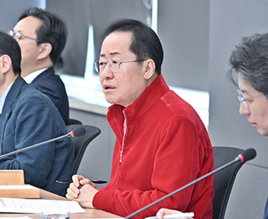 국민의힘 소속 홍준표 대구시장이 지난 2월3일 대구광역시청 산격청사 대회의실에서 열린 간부회의에 참석해 발언하고 있다.<대구광역시 홈페이지 사진 갈무리>